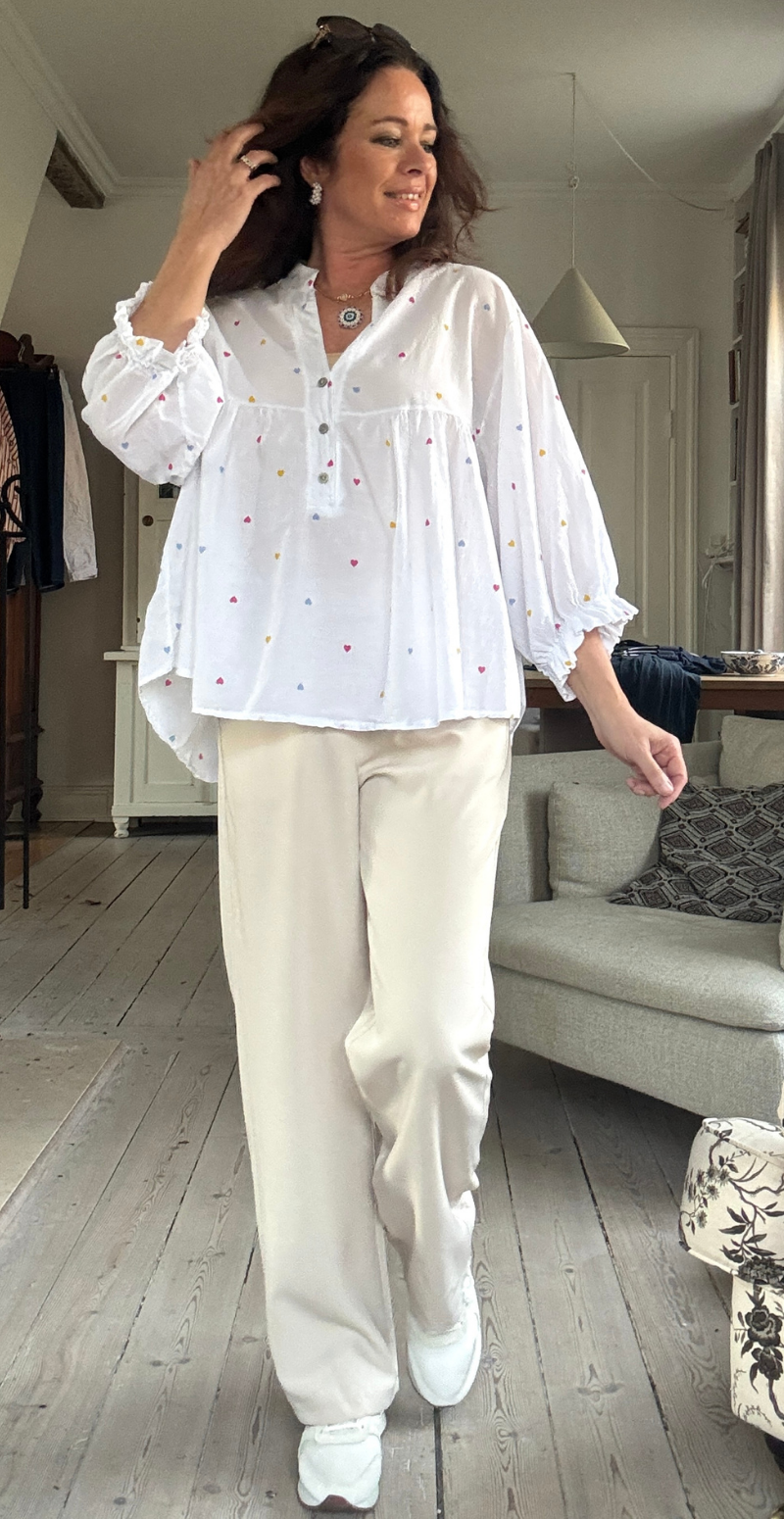 Chiara – Elegant Women’s Blouse with Pearl-Button Details