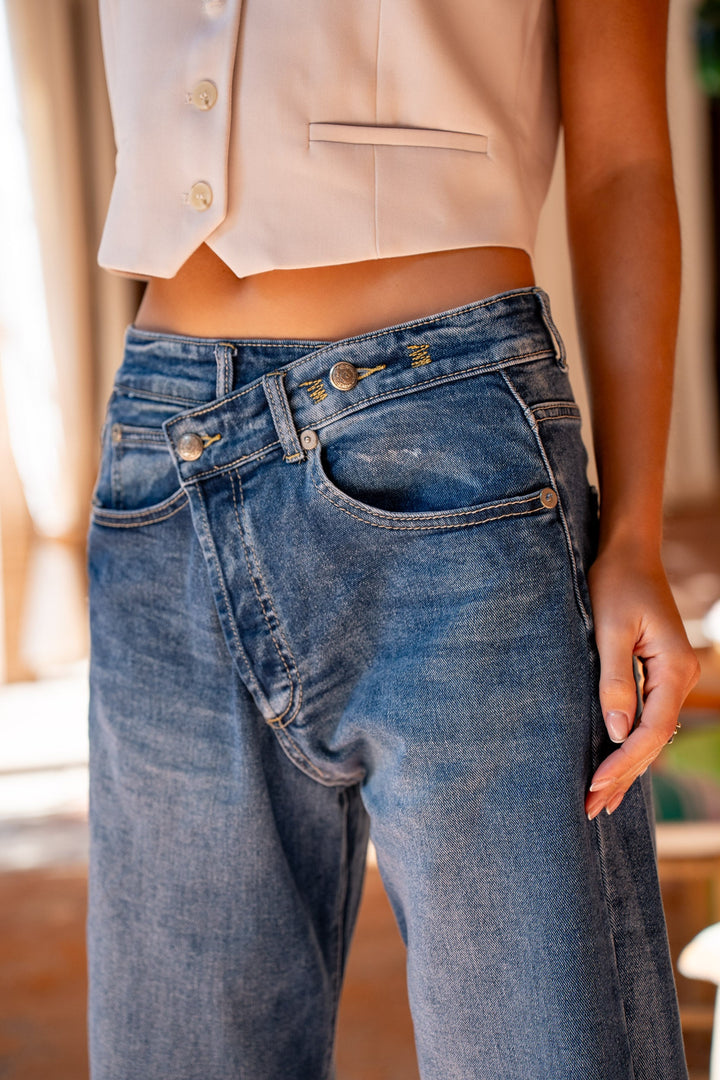 Lyka – Trendy Loose Cross Jeans for Women