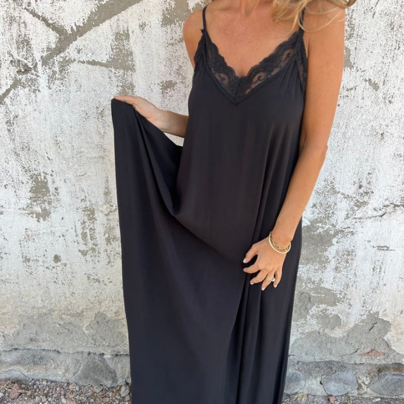 Delilah – Lace-Detail V-Neck Women’s Maxi Dress